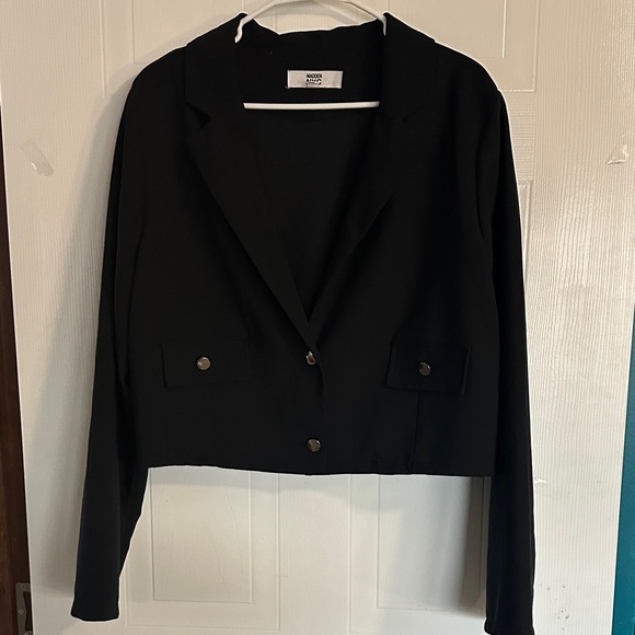 Madden Nyc Jackets & Blazers - NWOT Modern Black Cropped Blazer w/ Button and Pocket Accents